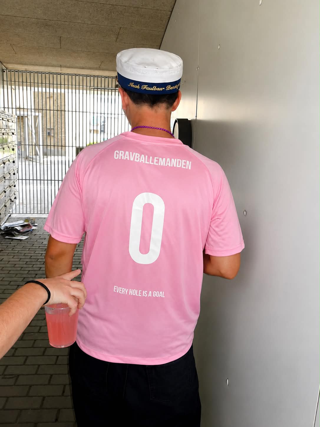 Hvid t-shirt med tryk fra TrykPå