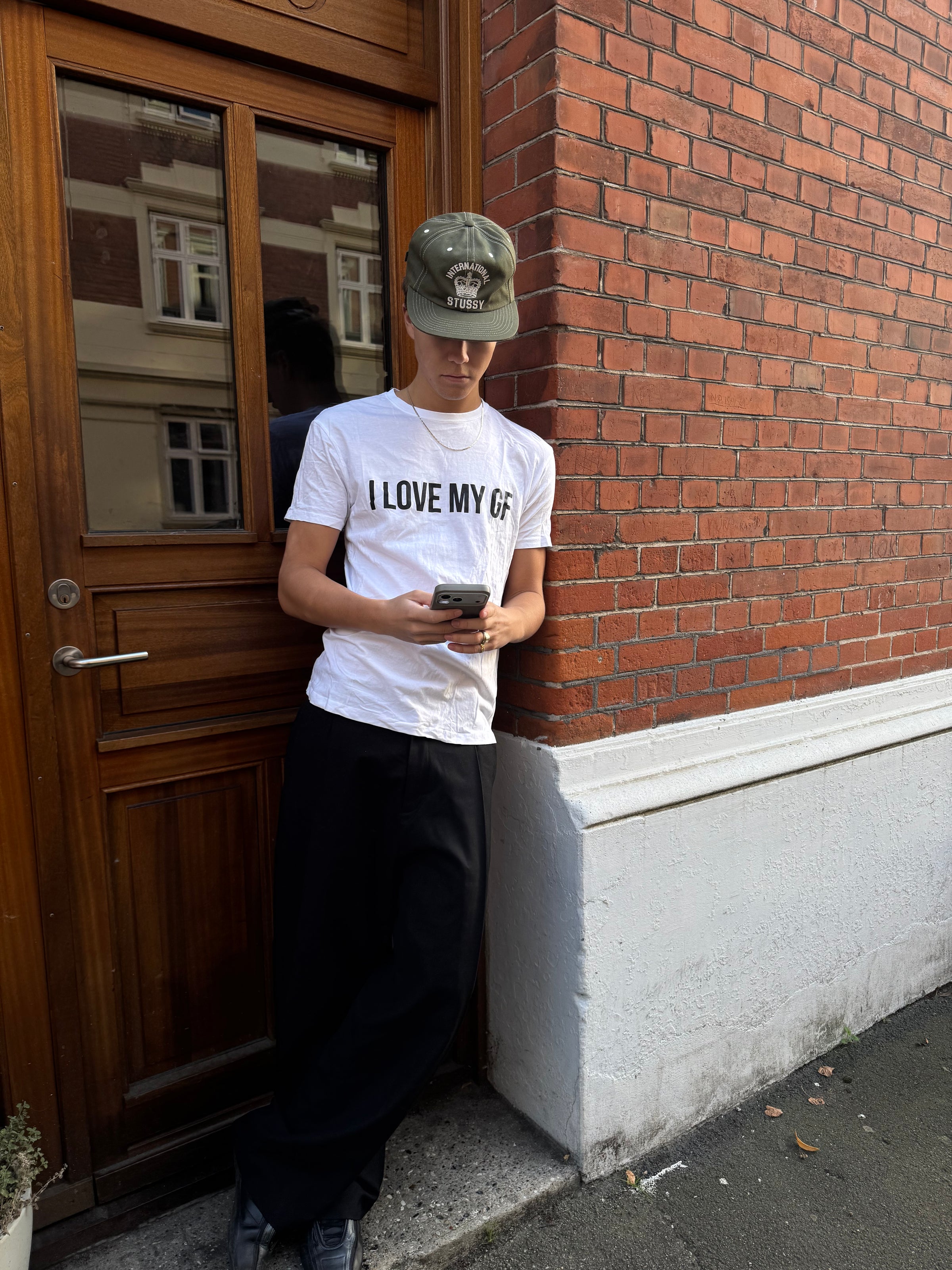 Hvid t-shirt med tryk fra TrykPå