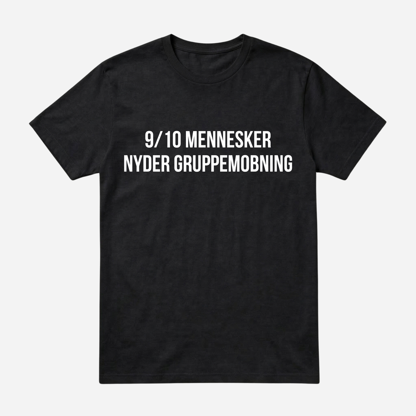 T-SHIRT │9/10 MENNESKER NYDER GRUPPEMOBNING